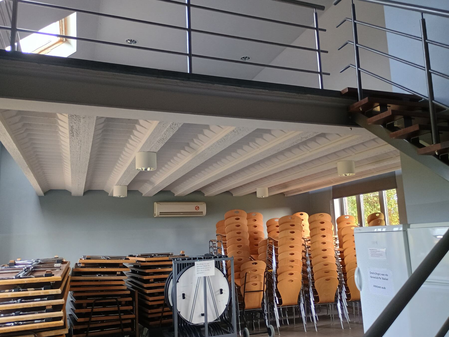 Zaal E met de trap naar de bovenverdieping