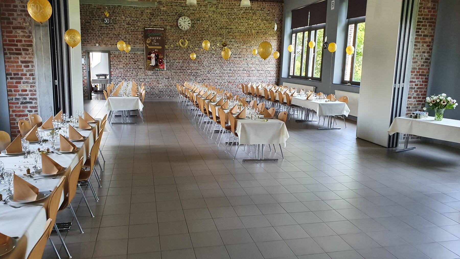 Feestzalen gedekt voor een feest