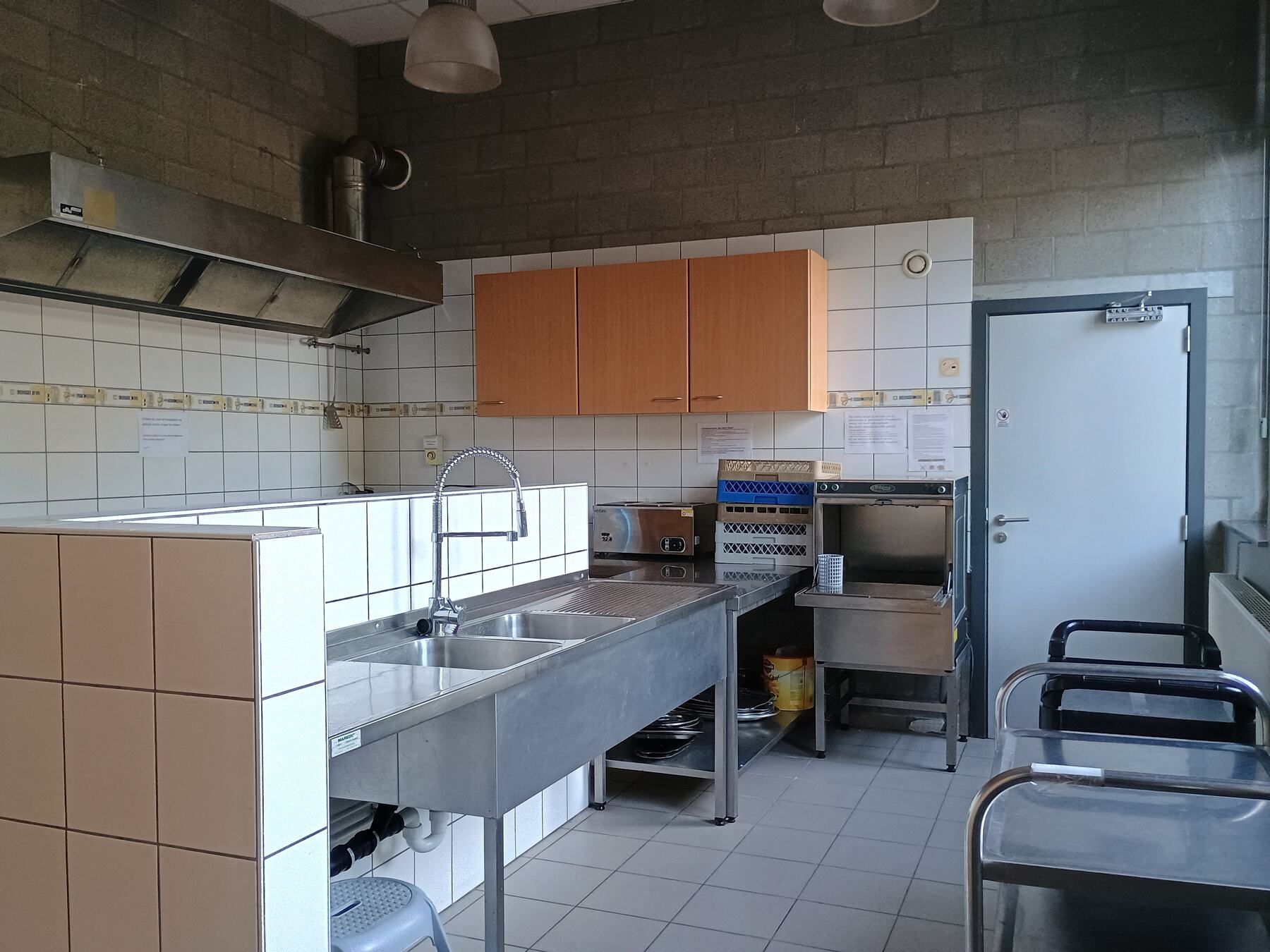 Keuken met spoelbakken en professionele vaatwasser