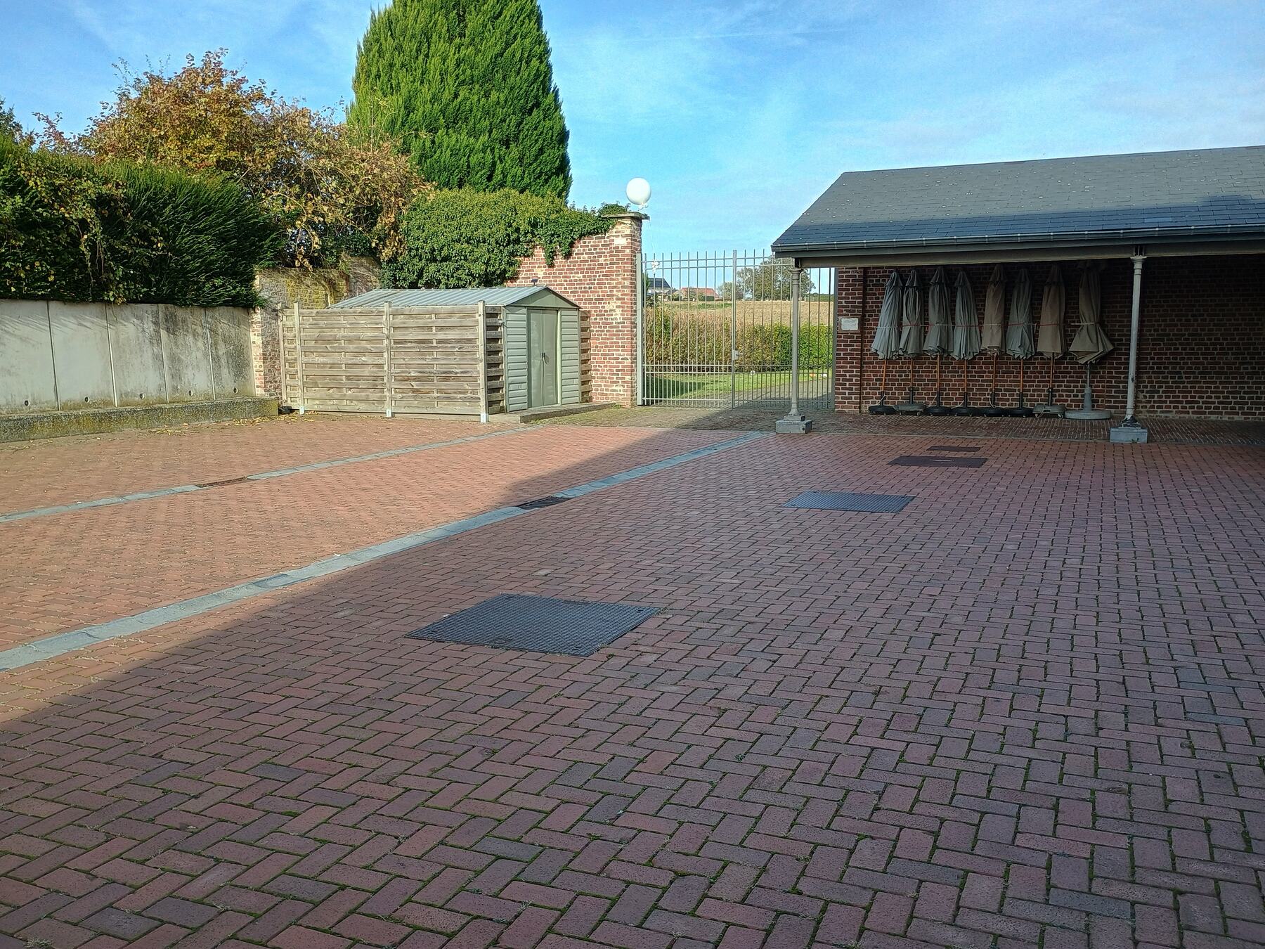 Parking op de binnenkoer met overdekt terras